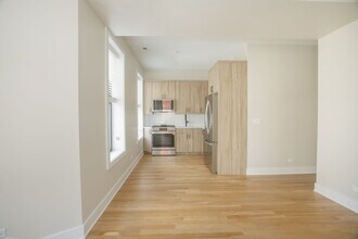 2258 N Southport Ave, Unit 2 in Chicago, IL - Building Photo - Building Photo