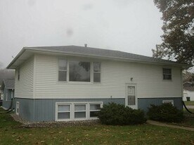 1608 Hillside Dr NW in Cedar Rapids, IA - Building Photo