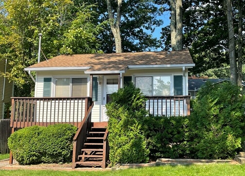 207 West End Ave in Hopatcong, NJ - Building Photo