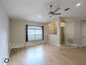 5760 Jade Moon Cir in Milton, FL - Foto de edificio - Building Photo