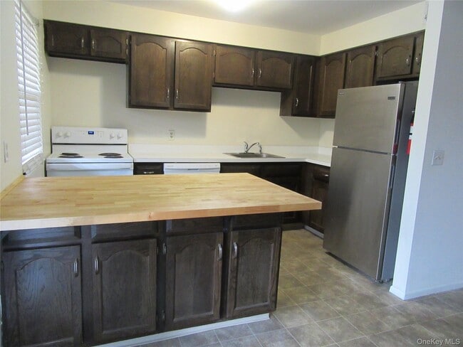 41 Weathervane Dr in Washingtonville, NY - Building Photo - Building Photo