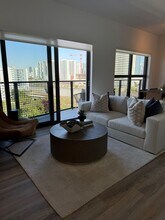 676 NW 2nd St, Unit 1122 in Miami, FL - Foto de edificio - Building Photo