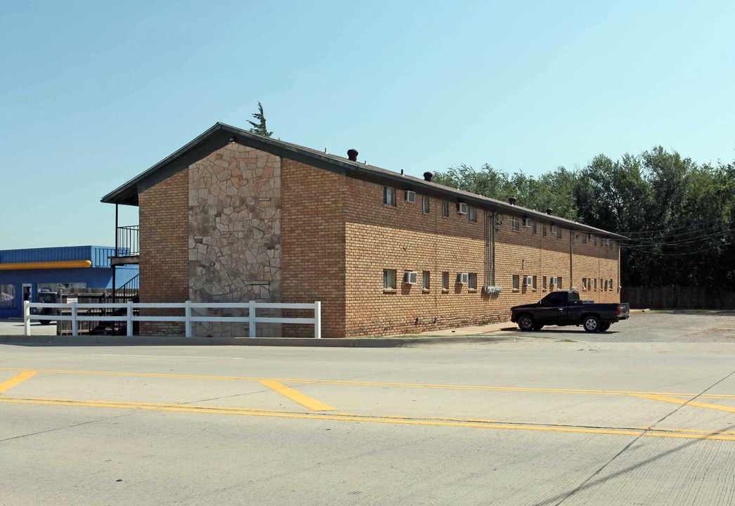 Canadian Park Apartments in Yukon, OK - Building Photo