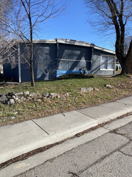 226 E 9th St in Rifle, CO - Building Photo