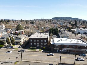 Laurelhurst Apartments in Portland, OR - Building Photo - Building Photo