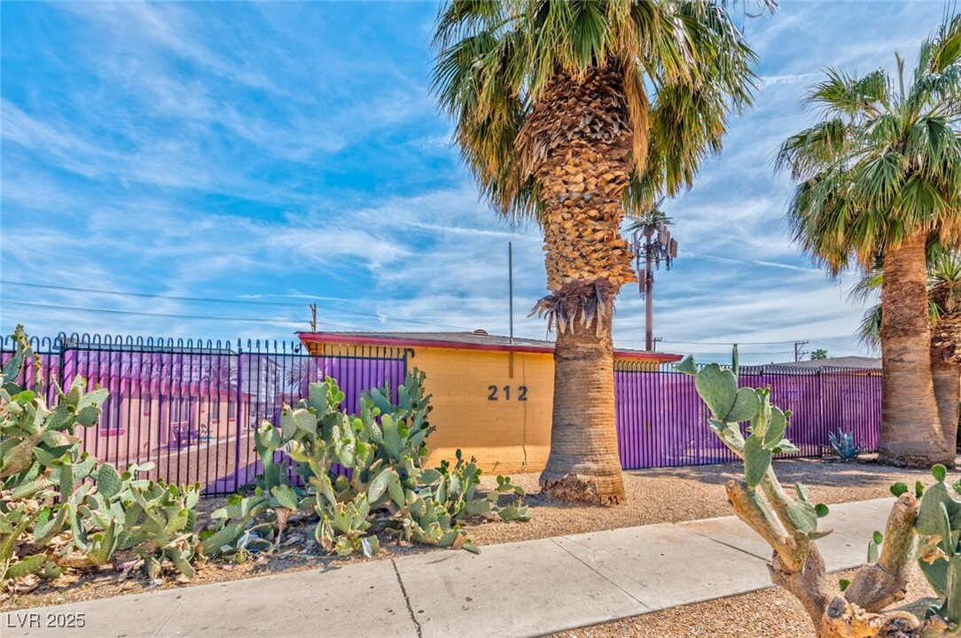 210 N 10th St-Unit -4 in Las Vegas, NV - Building Photo