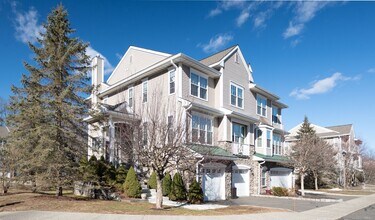 8 Cambridge Dr in Danbury, CT - Building Photo - Building Photo
