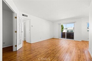 5400 Newcastle Ave in Los Angeles, CA - Building Photo