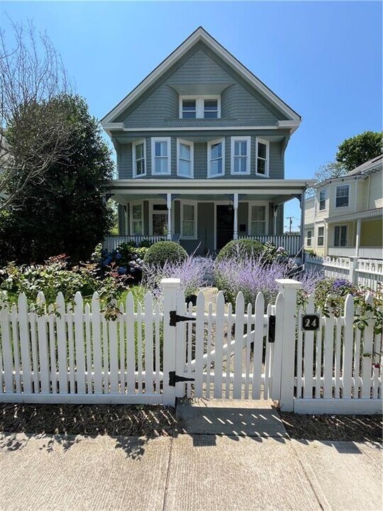 24 Greenough Pl in Newport, RI - Building Photo