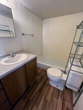 104 Sycamore St in La Porte City, IA - Building Photo - Building Photo
