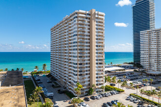 Hemispheres Condominiums in Hallandale Beach, FL - Building Photo - Building Photo