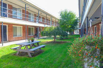 Lakeshore Apartments in St. Clair Shores, MI - Foto de edificio - Building Photo