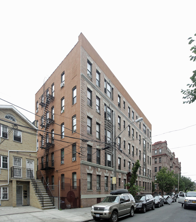 East 163 St. in Bronx, NY - Foto de edificio - Building Photo