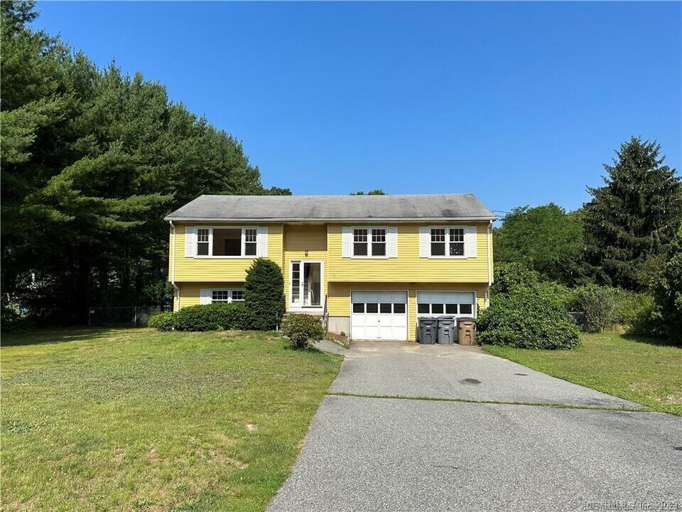 30 Cavasin Dr in East Lyme, CT - Building Photo