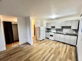 12708 90 St NW in Edmonton, AB - Building Photo