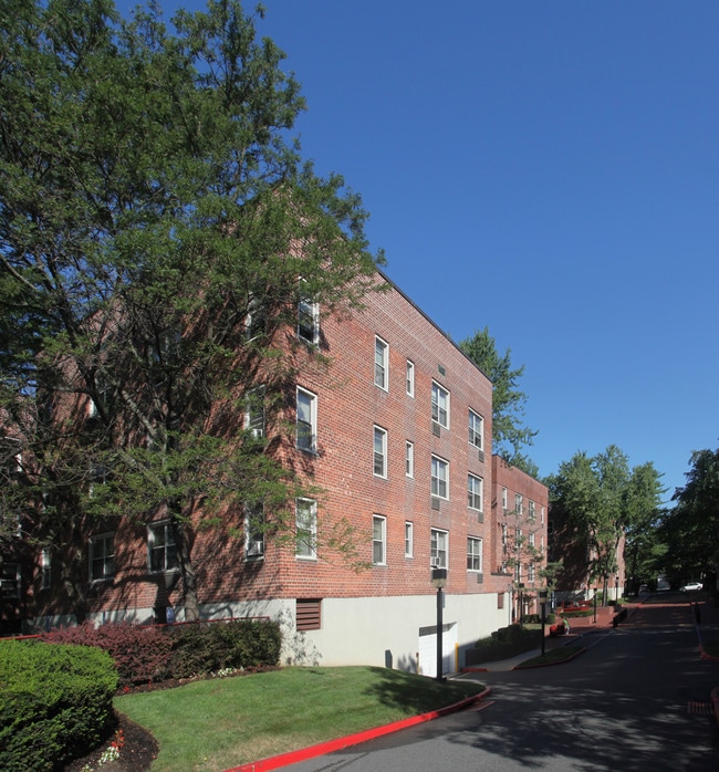 Woods Edge Apartments in Hempstead, NY - Foto de edificio - Building Photo