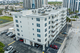 Darby Hall in Hollywood, FL - Foto de edificio - Building Photo