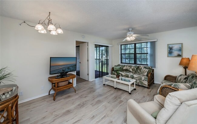 19505 Quesada Ave in Port Charlotte, FL - Foto de edificio - Building Photo