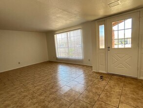 10807 W Kaler Dr in Glendale, AZ - Building Photo - Building Photo
