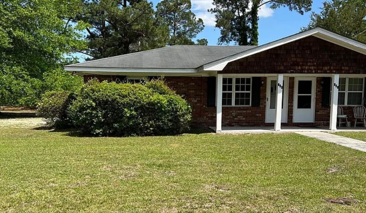 301 Hickory St in Springfield, GA - Building Photo