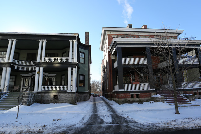 242 Bryant St in Buffalo, NY - Foto de edificio - Building Photo