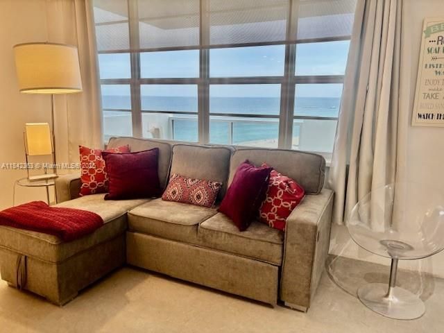 100 Lincoln Rd in Miami Beach, FL - Building Photo - Building Photo