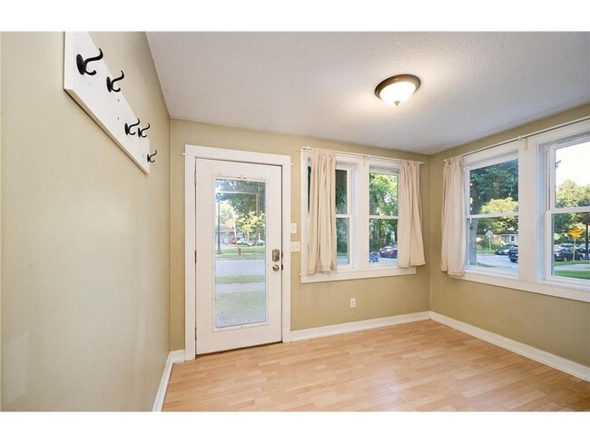 2327 Cole Ave SE in Minneapolis, MN - Foto de edificio - Building Photo