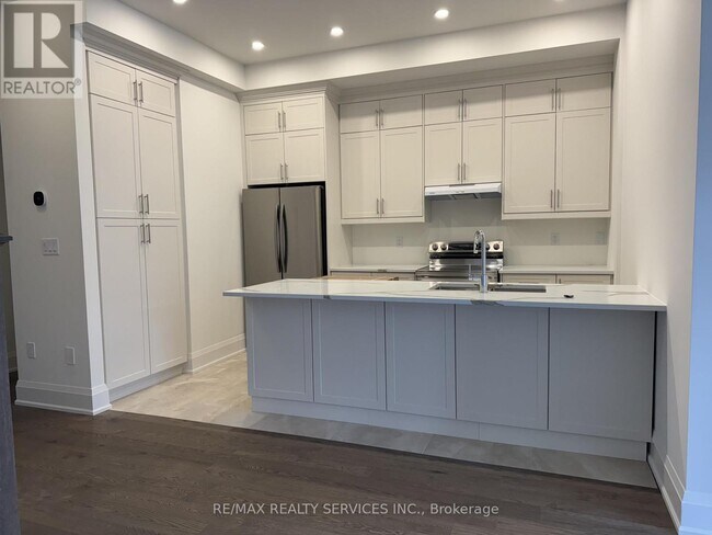 3299 Taha Gdns in Oakville, ON - Building Photo - Building Photo