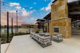 204 Flowers Ave in Hutto, TX - Foto de edificio - Building Photo