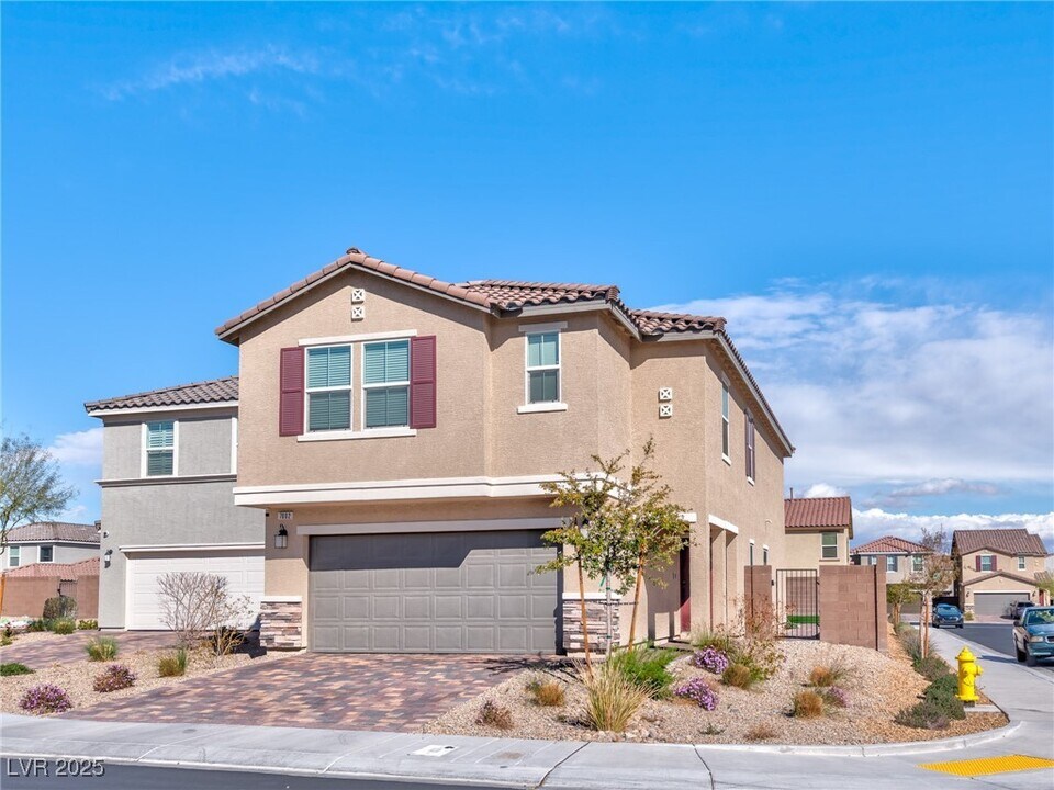 7002 Amber Crystal Ct in North Las Vegas, NV - Building Photo