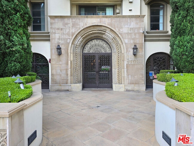 10795 Wilshire Blvd in Los Angeles, CA - Foto de edificio - Building Photo