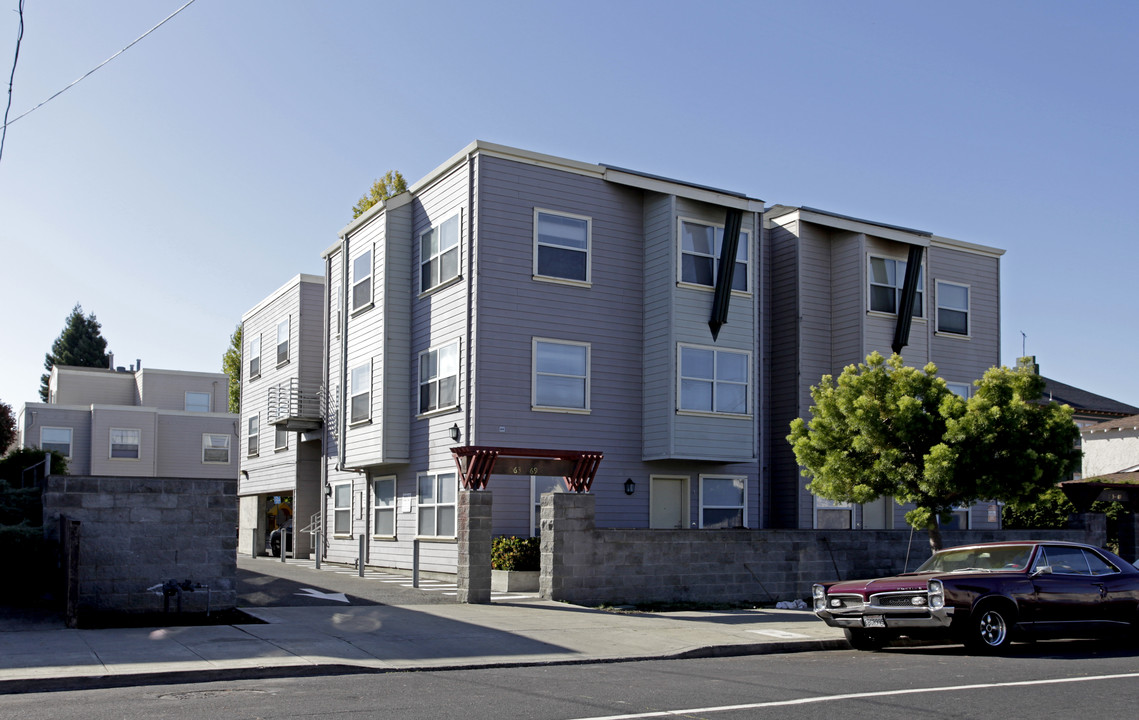 Triangle Court Apartments in Emeryville, CA - Building Photo