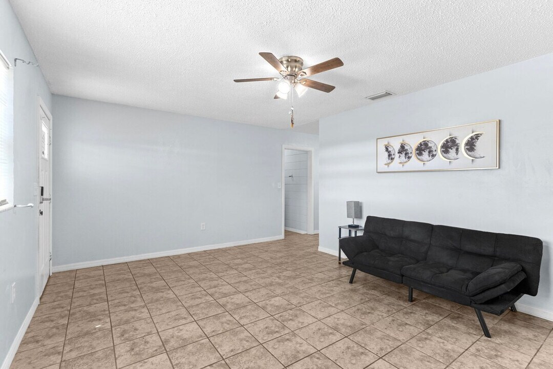 2250 N Bennett Rd in Avon Park, FL - Building Photo