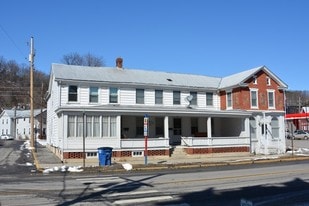 19 W Main St in Everett, PA - Building Photo