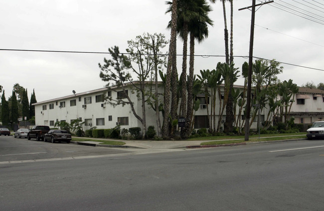 5860 Hazeltine Ave in Van Nuys, CA - Building Photo - Building Photo