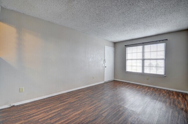 6321 Richland Plaza Dr-Unit -Apt D in North Richland Hills, TX - Foto de edificio - Building Photo