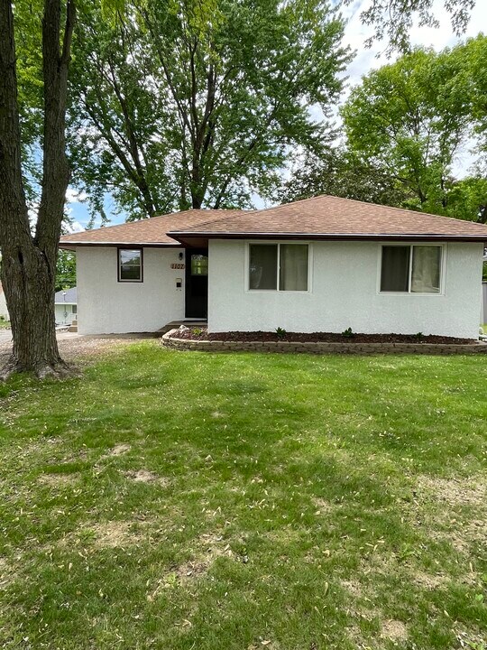 1107 11th Ave NW in Rochester, MN - Foto de edificio