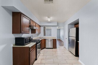 2011 E Stassney Ln in Austin, TX - Building Photo - Building Photo