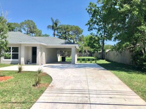440 Dora Ave in Tavares, FL - Building Photo - Building Photo