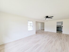 301 Cypress St in Lake Jackson, TX - Building Photo - Building Photo