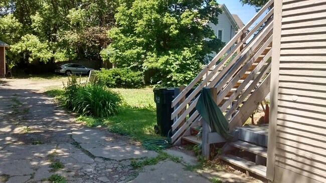 1229 N Capitol Ave, Unit #2 in Lansing, MI - Building Photo - Building Photo