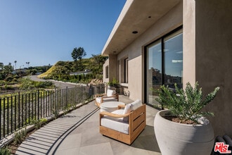 1205 Las Lomas Pl in Los Angeles, CA - Building Photo - Building Photo