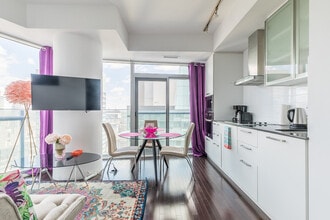 131 Bremner Blvd in Toronto, ON - Building Photo - Building Photo