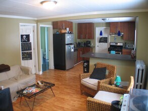 737 Village St, Unit #2 Upper Floor in Kalamazoo, MI - Foto de edificio - Building Photo