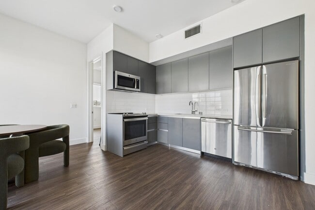 The Sunset Hue in Los Angeles, CA - Foto de edificio - Building Photo