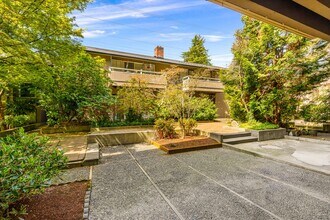 922 100th Ave NE in Bellevue, WA - Building Photo - Building Photo