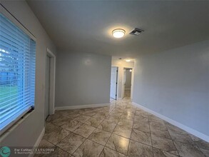 625 SW 4th St-Unit -2 in Hallandale Beach, FL - Building Photo - Building Photo