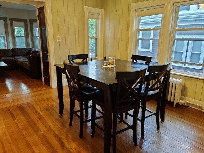 132 George St, Unit 2 in Medford, MA - Foto de edificio - Building Photo