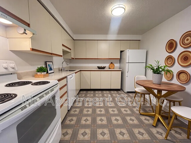 55 Green Valley Dr in Kitchener, ON - Building Photo - Building Photo