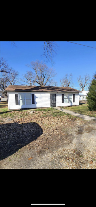 109 Joyce Ave in Bernie, MO - Foto de edificio
